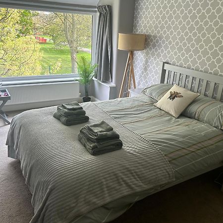 Lovely, Large Double Bedroom With Park View In Home Hazel Grove Kültér fotó