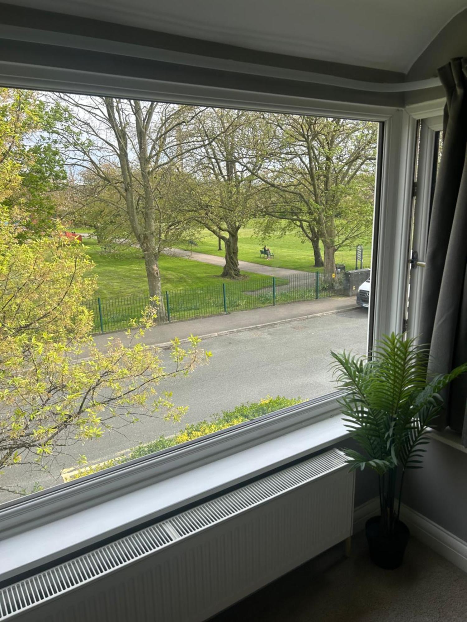 Lovely, Large Double Bedroom With Park View In Home Hazel Grove Kültér fotó