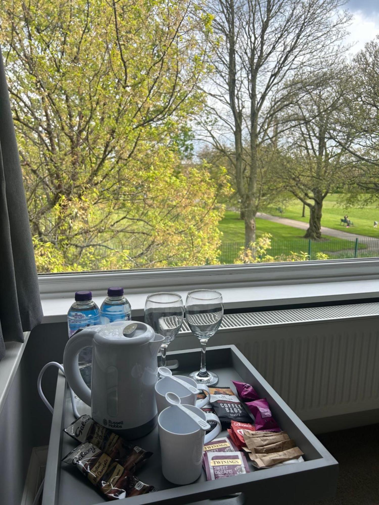 Lovely, Large Double Bedroom With Park View In Home Hazel Grove Kültér fotó