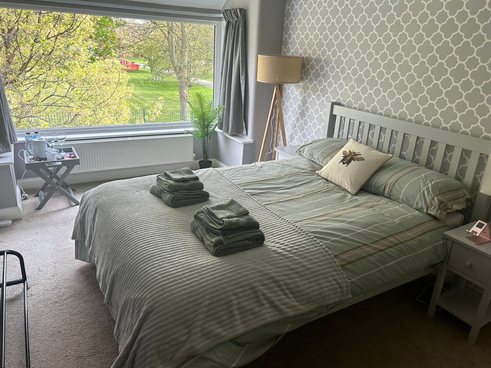 Lovely, Large Double Bedroom With Park View In Home Hazel Grove Kültér fotó