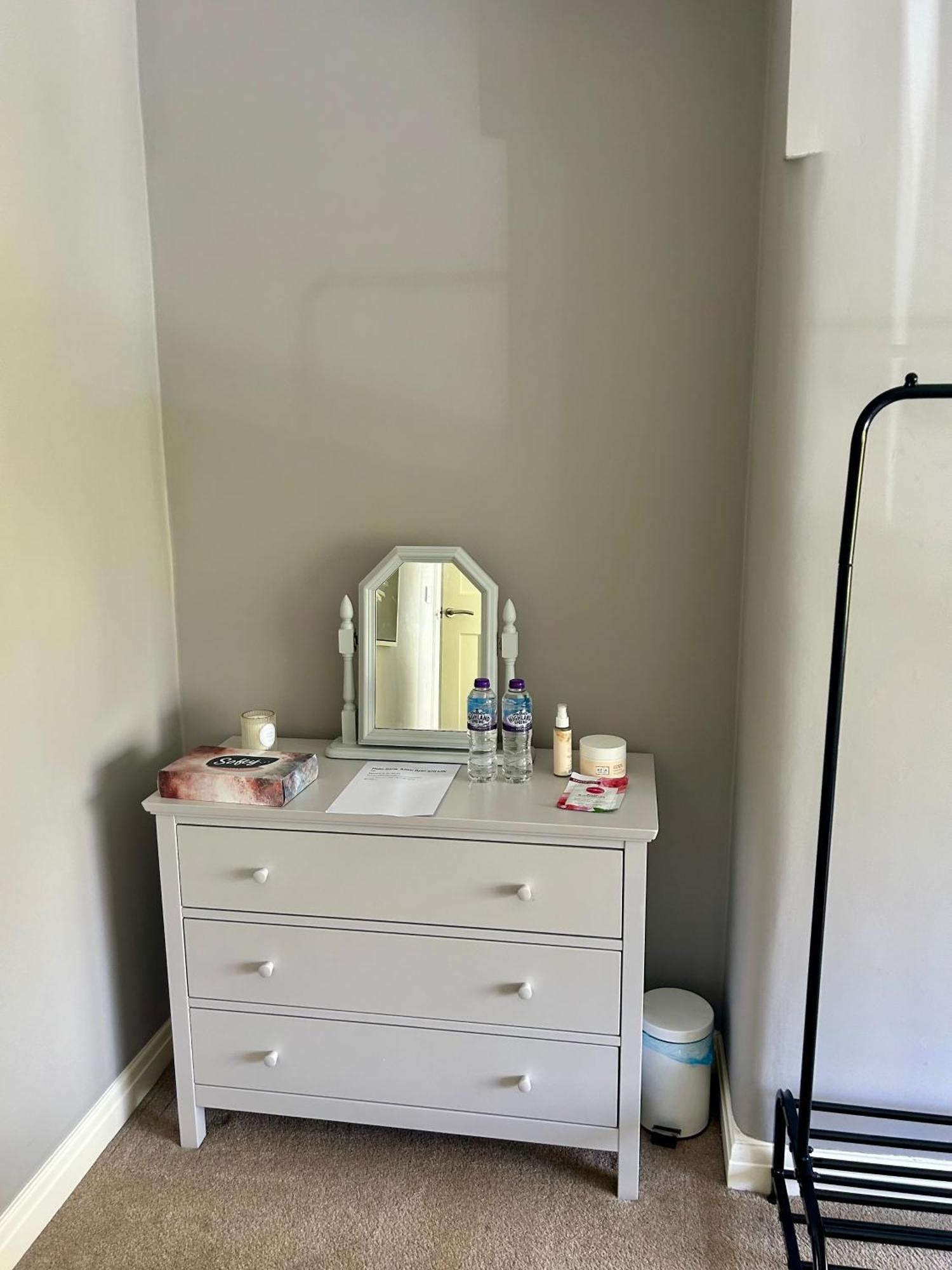 Lovely, Large Double Bedroom With Park View In Home Hazel Grove Kültér fotó