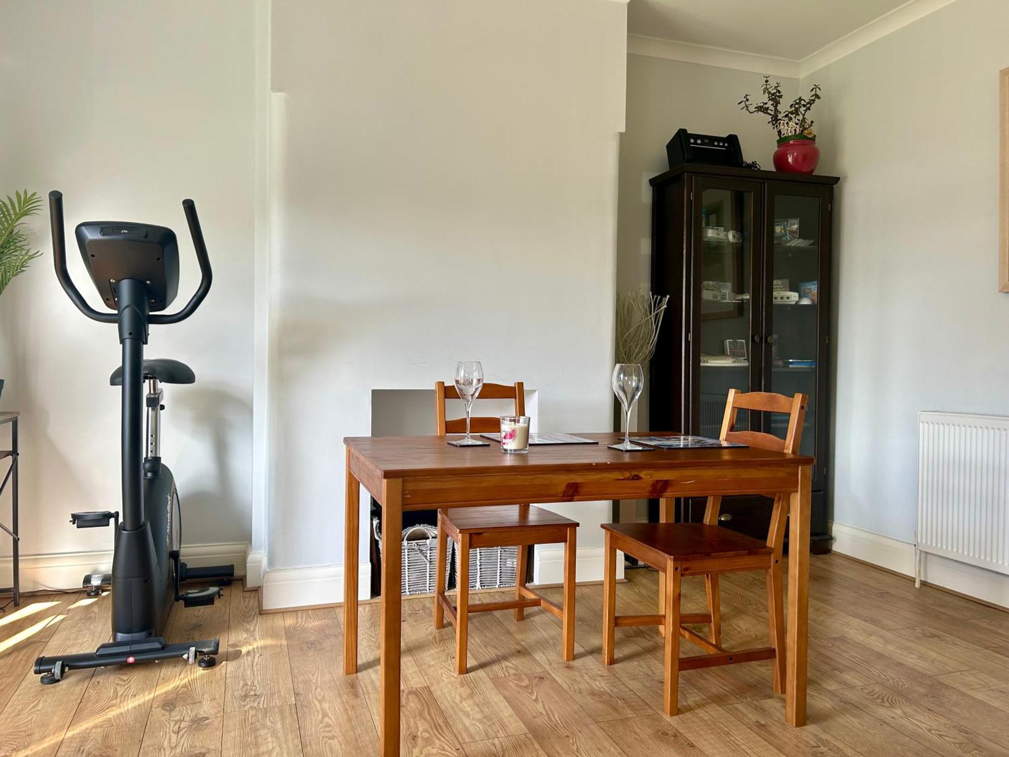 Lovely, Large Double Bedroom With Park View In Home Hazel Grove Kültér fotó