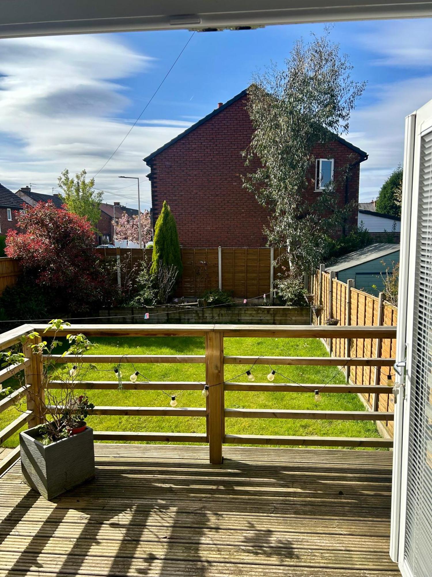 Lovely, Large Double Bedroom With Park View In Home Hazel Grove Kültér fotó
