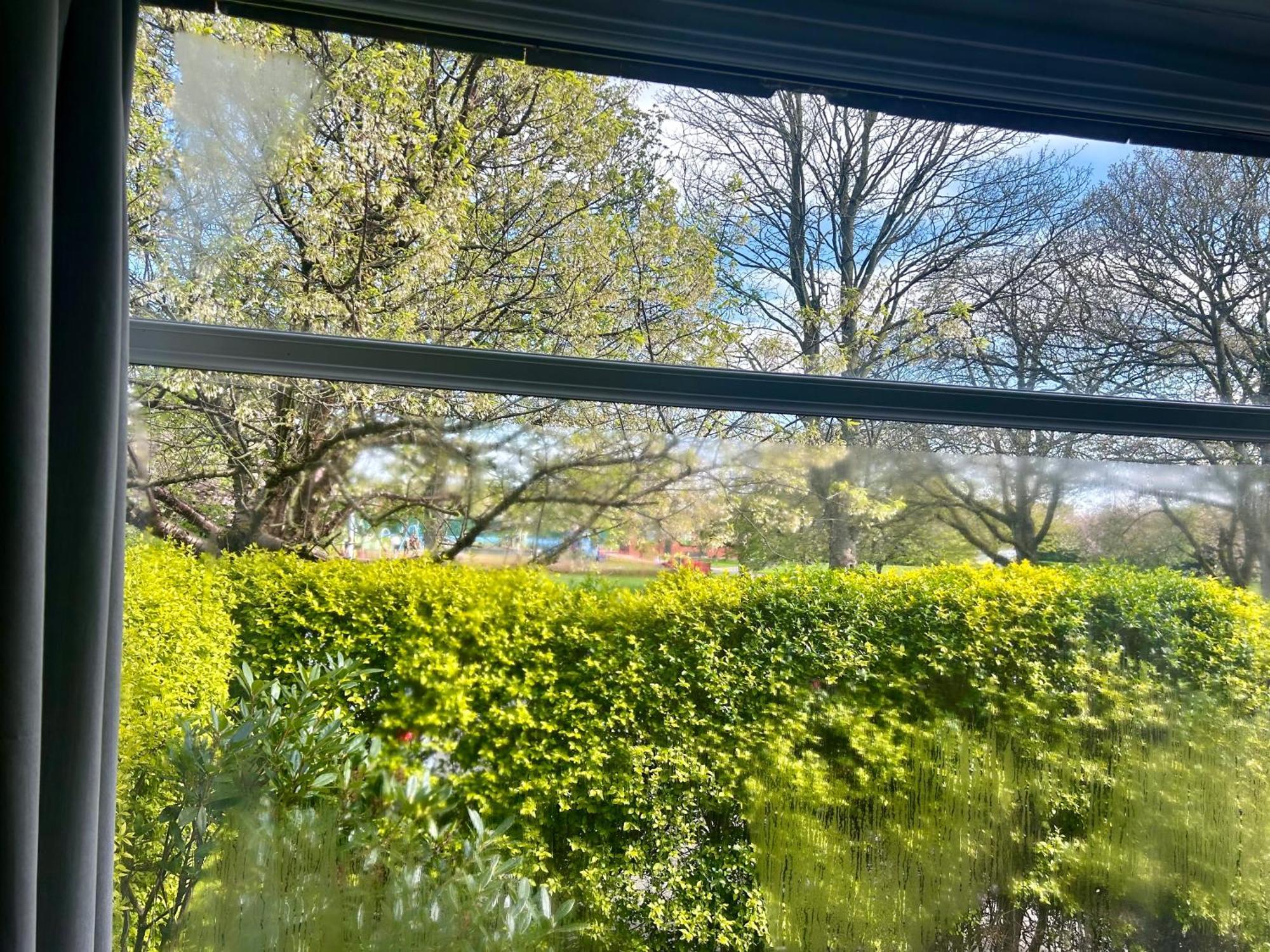 Lovely, Large Double Bedroom With Park View In Home Hazel Grove Kültér fotó